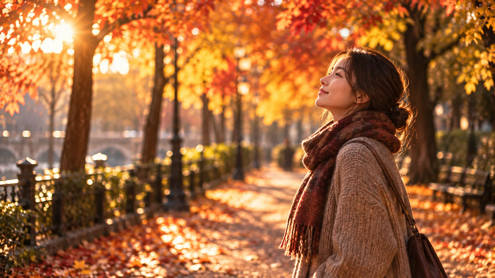 夕方の紅葉の並木道を、ゆっくり歩く女性の横顔